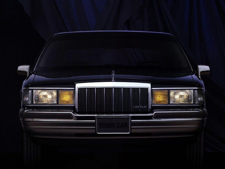  Lincoln Town Car 1992 года  (фото 16 из 16)